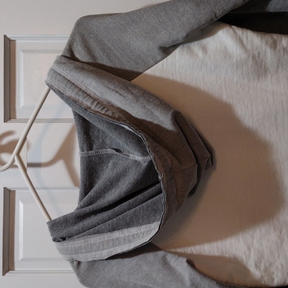 Venley Michigan Wolverines hooded sweatshirt. - Picture 6 of 9